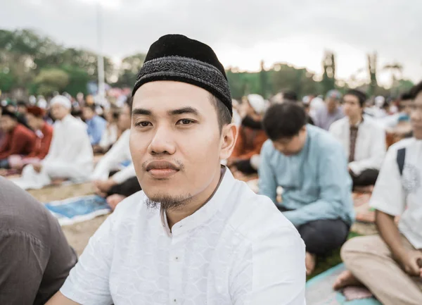 Asiatisk man ber Eid bön — Stockfoto