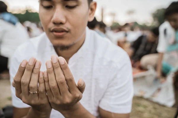 Menutup seorang pria berdoa selama Idul Fitri — Stok Foto