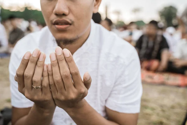 Aziatische man bidden eID gebed — Stockfoto