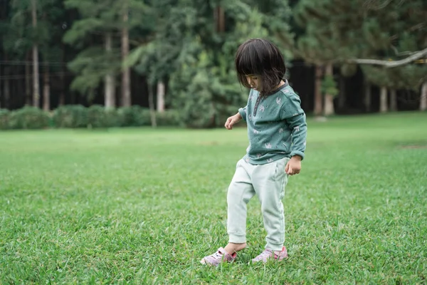 Liten dotter som har roligt ensam — Stockfoto