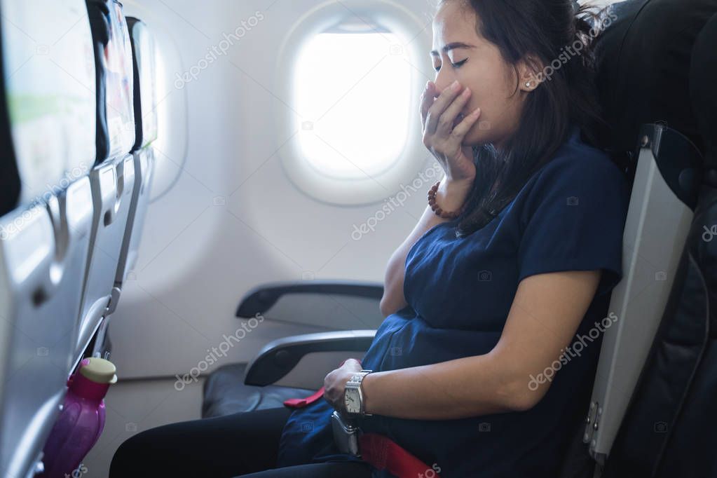 pregnant women feel nausea in the plane