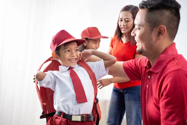 Parent help their children getting ready for school — Stock Photo, Image