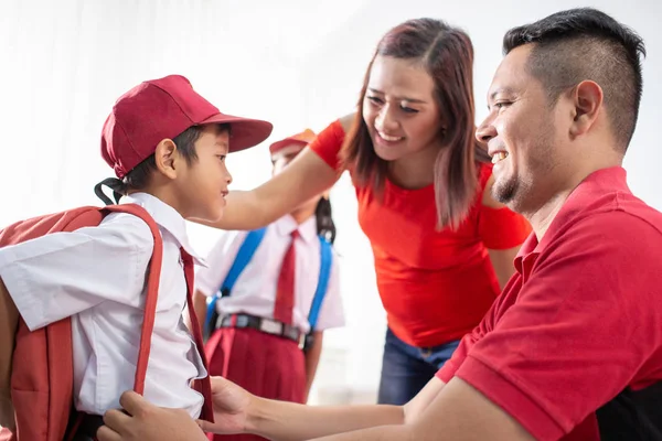 parent help their children getting ready for school