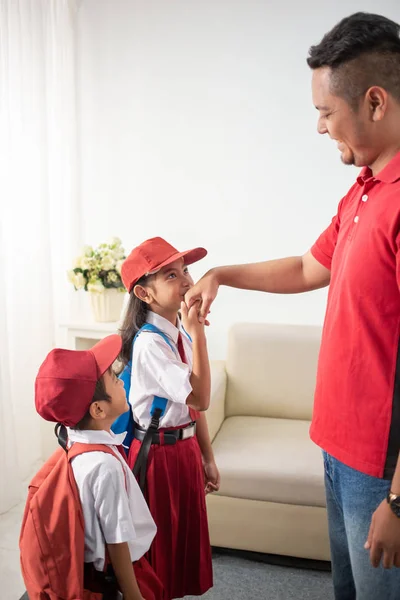 Anak asia mencium tangan ayahnya sebelum pergi ke sekolah — Stok Foto