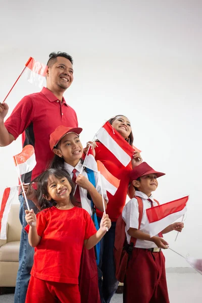Famiglia indonesiana che tiene bandiera indonesia su sfondo bianco — Foto Stock
