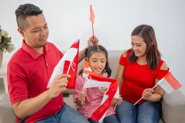 Genitore con figlia che prepara e realizza la propria bandiera indonesiana — Foto Stock