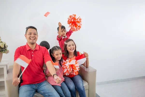 Aile Endonezya bağımsızlık günü kutluyor — Stok fotoğraf