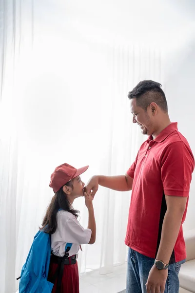 Anak asia mencium tangan ayahnya sebelum pergi ke sekolah — Stok Foto