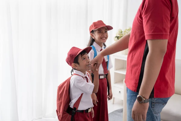 Asian Kid pocałunek ich ojcowie ręka przed chodzenie do Szkoła — Zdjęcie stockowe