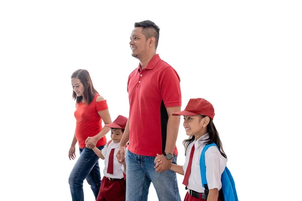 Ouders lopen hun kinderen voor de eerste keer naar school — Stockfoto