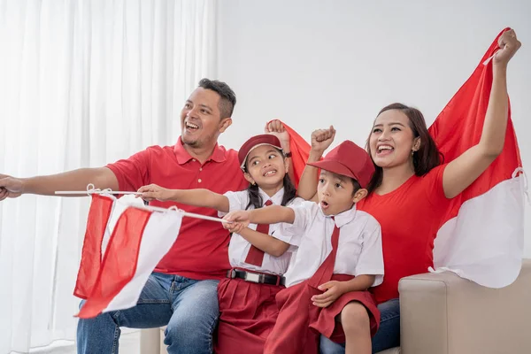 Penggemar olahraga indonesia keluarga menonton tv — Stok Foto