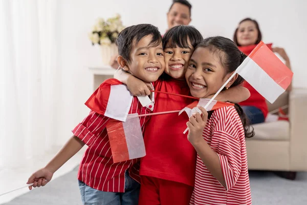 Familie Indonesien feiert Unabhängigkeitstag — Stockfoto