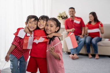 Endonezya bağımsızlık günü aile ile dekore edilmiş oturma odası