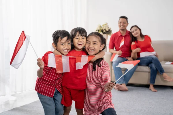 Familie Indonesië viering Onafhankelijkheidsdag — Stockfoto