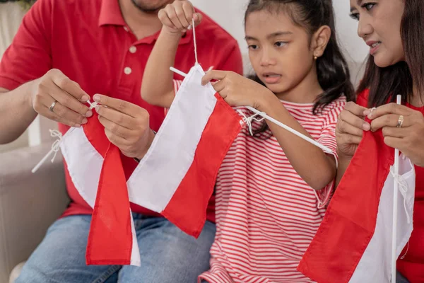 Eltern mit Tochter bereiten ihre eigene indonesische Fahne vor — Stockfoto