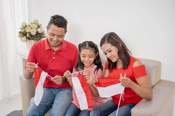 Ouder met dochter voorbereiden en maken hun eigen Indonesische vlag — Stockfoto
