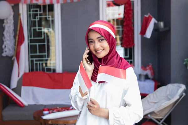 Usando el teléfono durante el día de la independencia de Indonesia —  Fotos de Stock