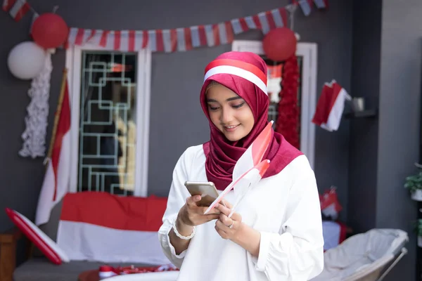 Usando telefone durante o dia de independência indonésia — Fotografia de Stock