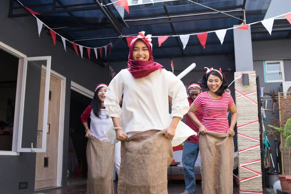 Sack race under Indonesien självständighetsdagen — Stockfoto