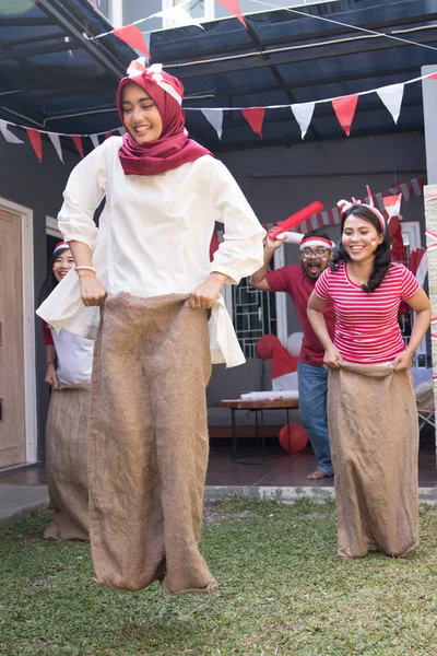 Sack race under Indonesien självständighetsdagen — Stockfoto