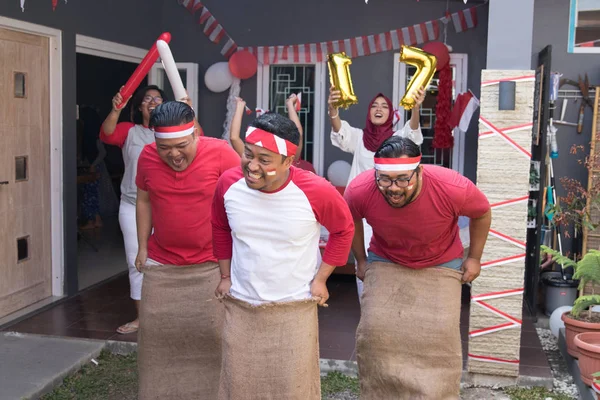 Sack race under Indonesien självständighetsdagen — Stockfoto