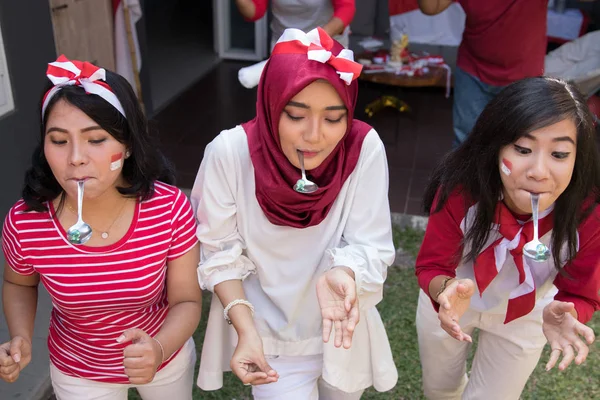 Indonesian spoon marbles race — Stok Foto