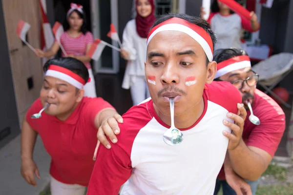 Indonesian spoon marbles race — Stok Foto