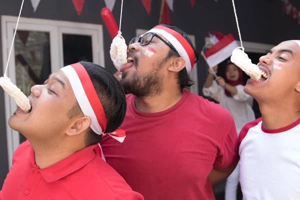 Indonesia crackers comer competencia —  Fotos de Stock