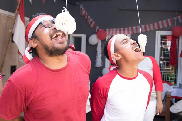Indonesia crackers makan kompetisi — Stok Foto