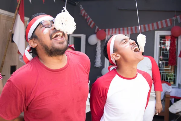 Indonesië crackers eten competitie — Stockfoto