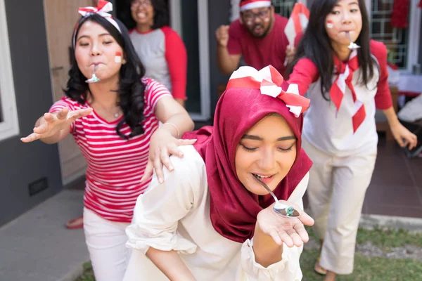 Indonesian spoon marbles race — Stok Foto