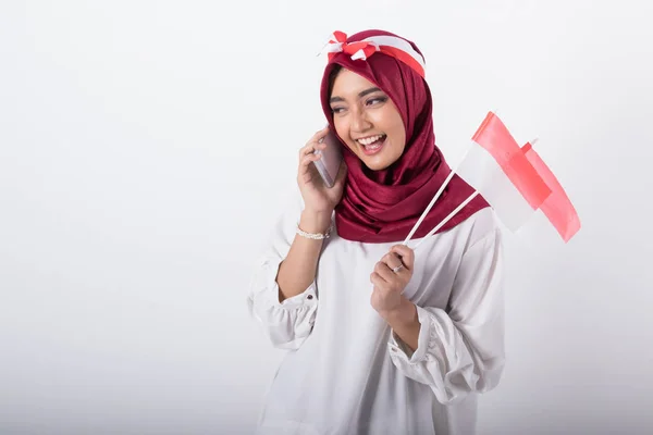 Indonesiska självständighetsdag firande kvinna med telefon — Stockfoto