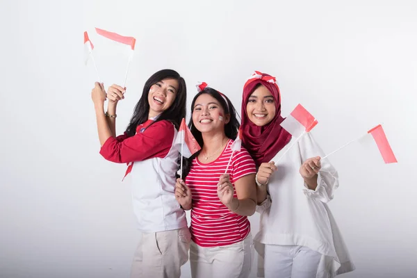 Indonesiska kvinna med flagga firar självständighetsdagen — Stockfoto