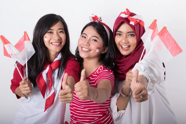 Indonesische vrouw met vlag viert dag van de onafhankelijkheid — Stockfoto