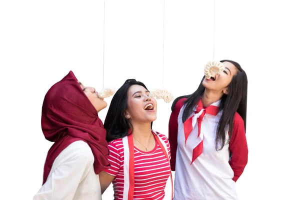Indonesia crackers eating competition on independence day — Stock Photo, Image