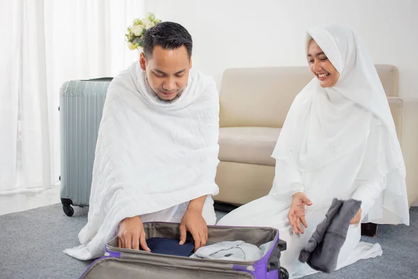 Muslim peziarah istri dan suami mempersiapkan item — Stok Foto