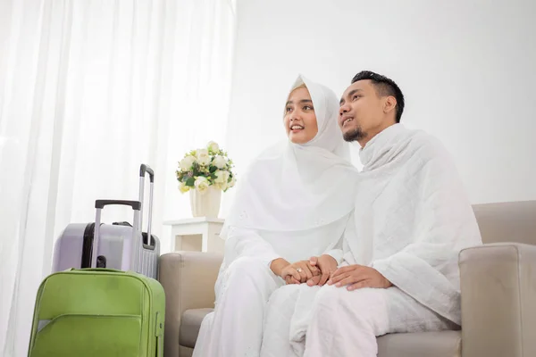 Żona i mąż w białym tradycyjnym ubraniu dla Ihram — Zdjęcie stockowe