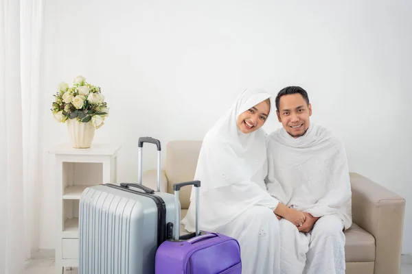 Istri dan suami dalam pakaian tradisional putih untuk Ihram — Stok Foto