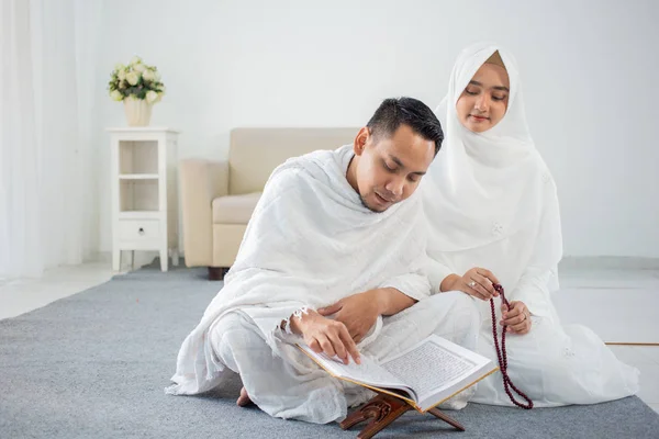 Asiatisches junges Paar betet mit Al-Koran und Gebetsperlen — Stockfoto