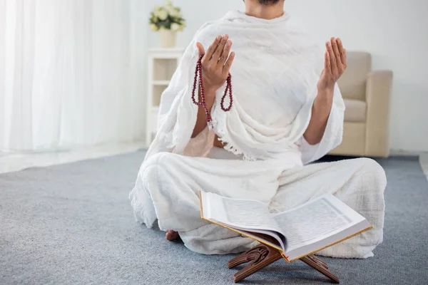 Muslimischer Mann betet in weißer traditioneller Kleidung — Stockfoto