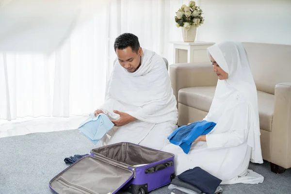 Muslimska pilgrimer hustru och make förbereda objekt — Stockfoto