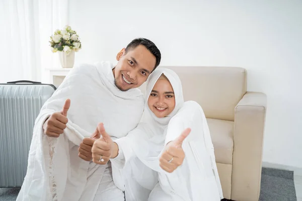 Peregrinos musulmanes esposa y marido con el pulgar hacia arriba —  Fotos de Stock