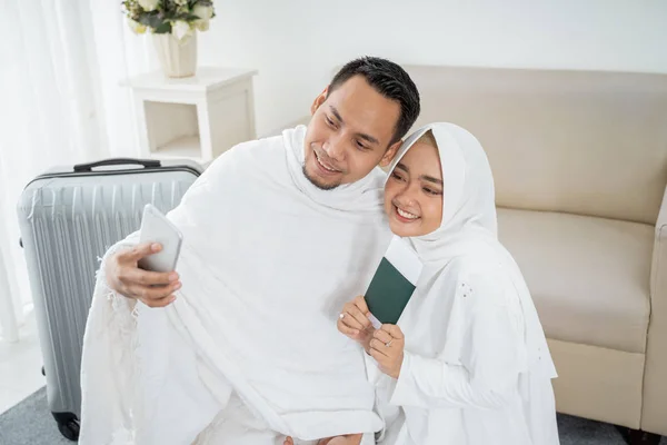 Esposa y marido en ropa blanca tradicional selfie — Foto de Stock
