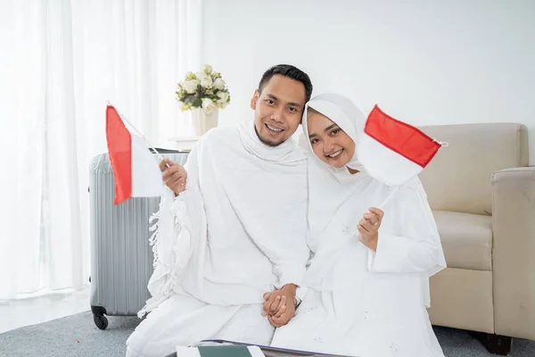 Esposa asiática y marido sosteniendo bandera nacional de indonesia — Foto de Stock