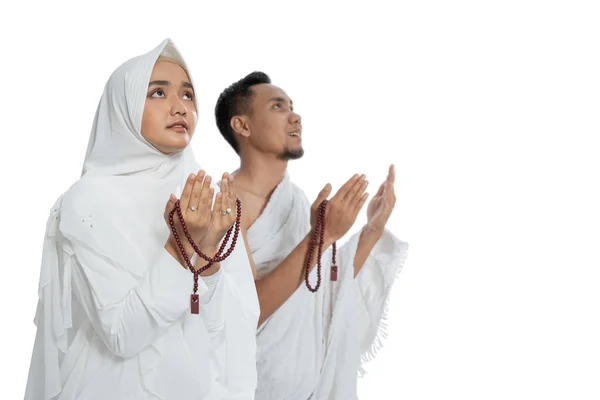 Hombre y mujer musulmanes rezando con ropa blanca tradicional ihram —  Fotos de Stock