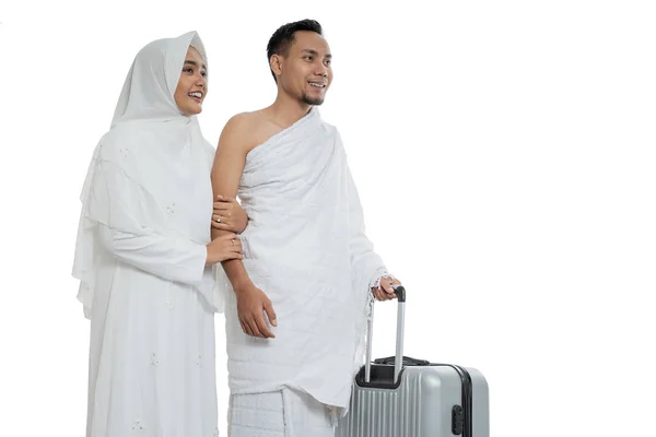 Мусульманские пары жена и муж готовы к хаджу — стоковое фото