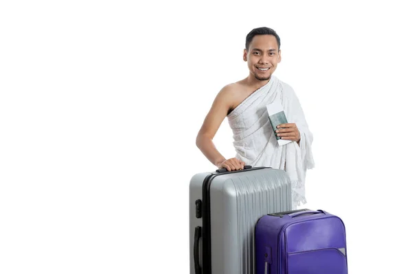 Muslim husband wearing white traditional clothes — Stock Photo, Image