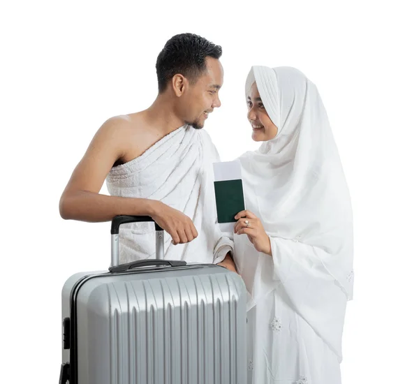 Peregrinos muçulmanos esposa e marido pronto para Umrah — Fotografia de Stock