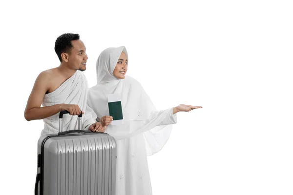 イスラム教徒の巡礼者妻と夫ウムラの準備ができて — ストック写真