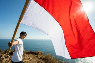 bağımsızlık gününü kutlayan Endonezya bayrağı ile asyalı erkek